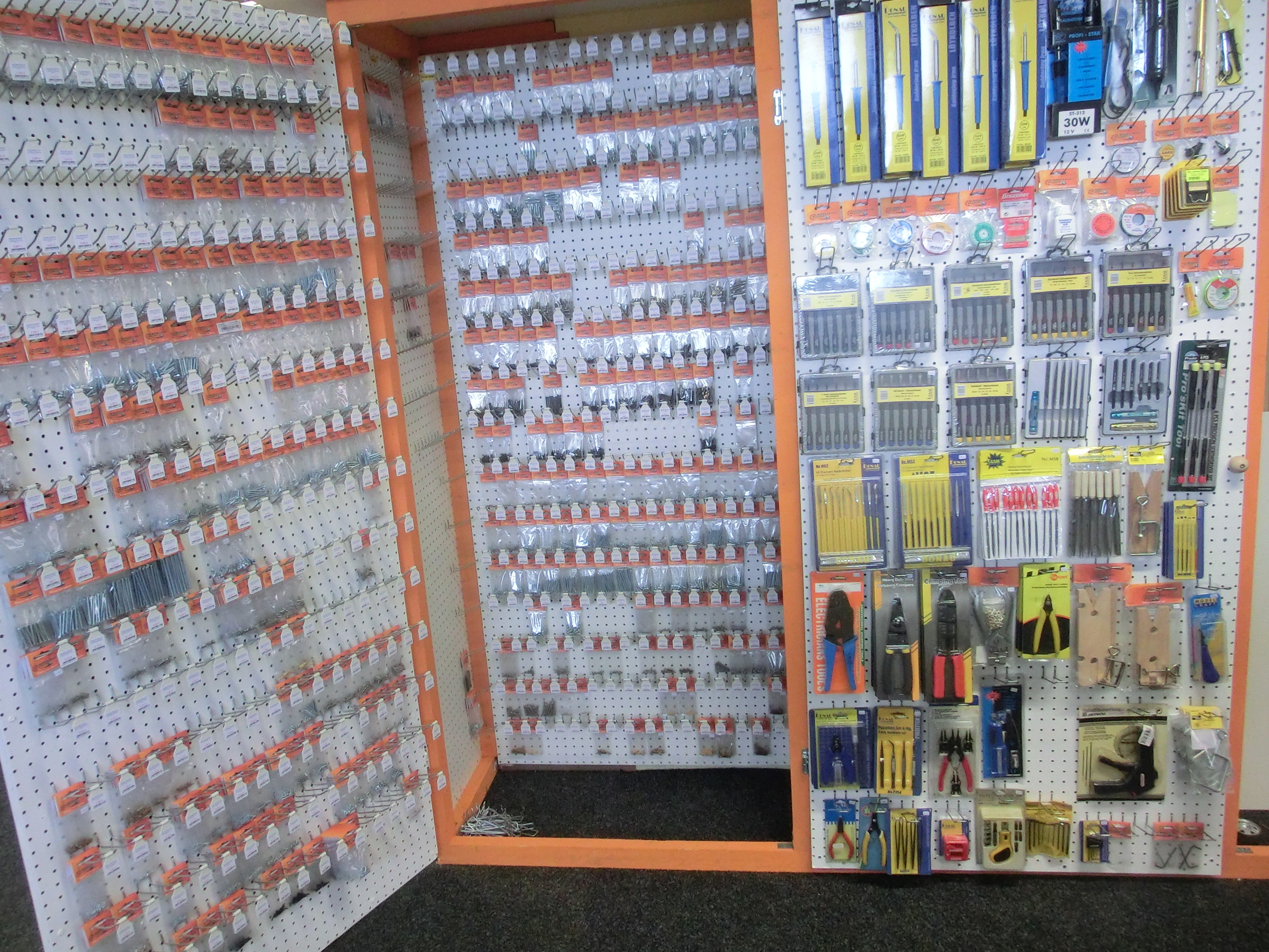ladenbild-11-schrauben_-werkzeuge.jpg ladenbild-11-schrauben_-werkzeuge.jpg